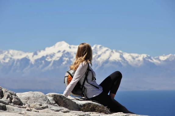 No topo da Isla del Sol, no lago Titicaca, observando a cordilheira dos Andes, na Bolívia
